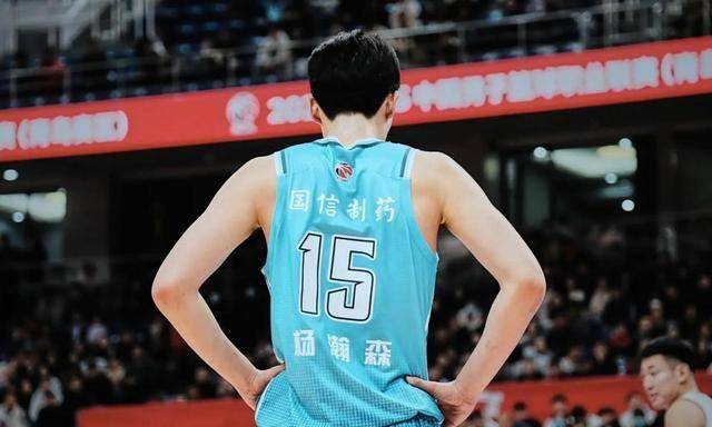 JJB-包含今晚体能课后；北京首钢调整名单备战NBA常规赛；质疑声仍在；年轻球员得到机会的词条