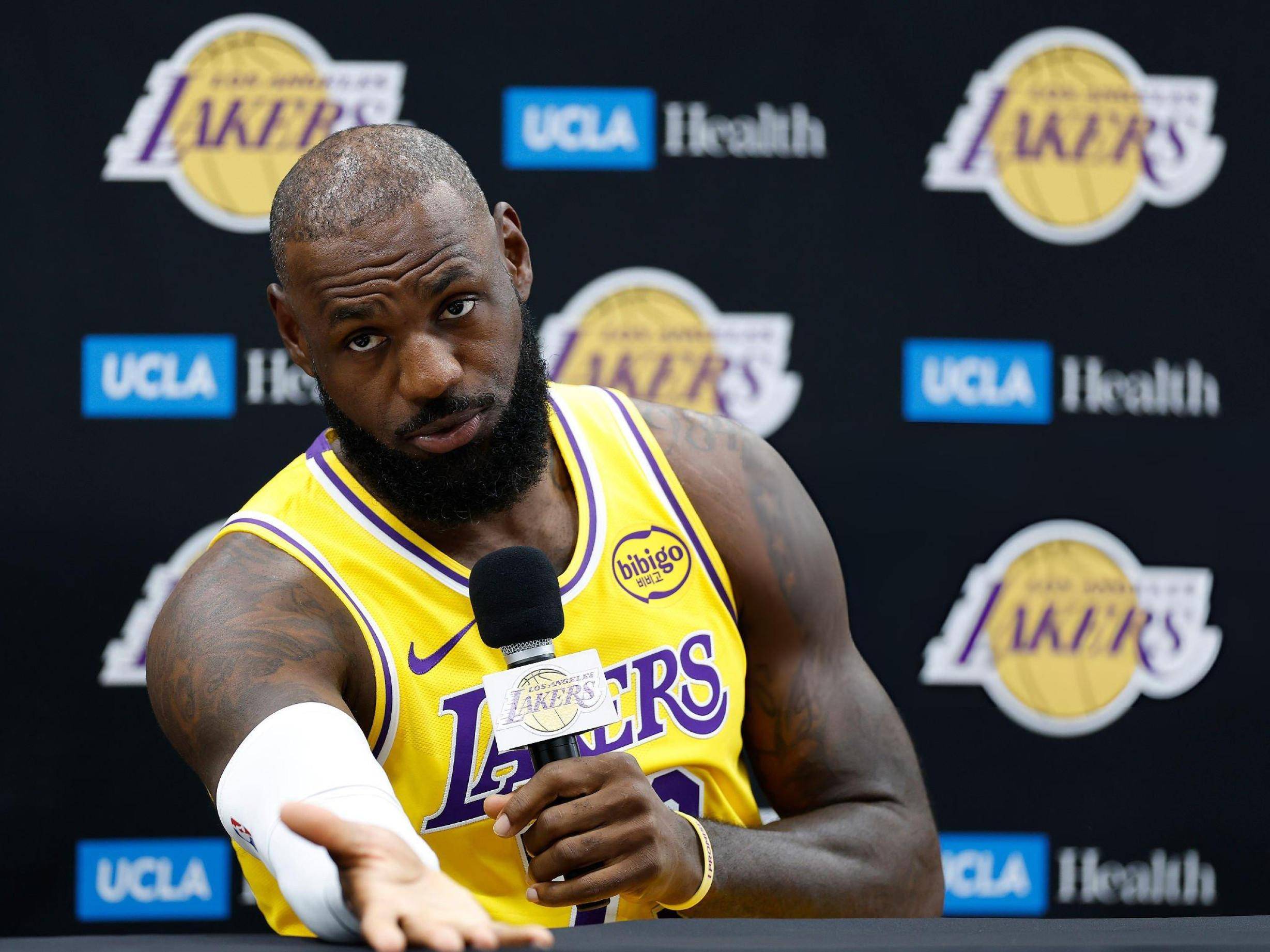 JJB-包含詹姆斯回归赛场，爆冷首场状态亮眼，澳大利亚队观众沸腾！的词条